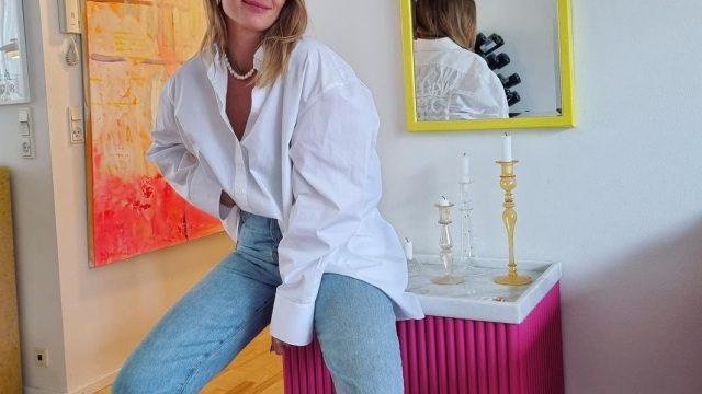 Πώς να αναβαθμίσετε τον συνδυασμό: τζιν + λευκό T-shirt