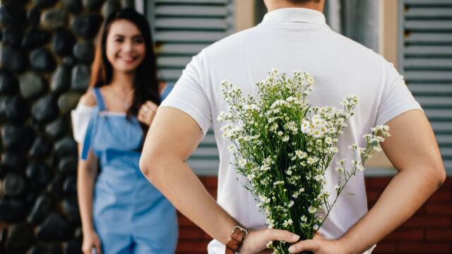 Love bombing: Πότε η έκφραση υπερβολικής αγάπης μπορεί να γίνει επικίνδυνη για τη σχέση
