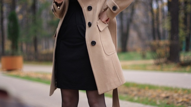 Το άγνωστο τρικ για να δένουμε κομψά τη ζώνη του παλτό μας: Δείτε το βίντεο