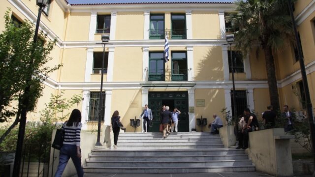 Νέα αναβολή στη δίκη του συζύγου της παρουσιάστριας: Θα καταθέσει η ίδια, «δεν υπήρξε σωματική βλάβη» λέει ο δικηγόρος της, μιλούν για «λεκτικό επεισόδιο»