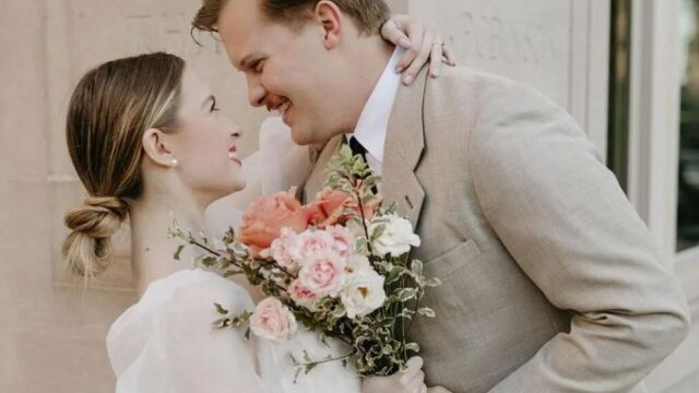 Η απίθανη ιστορία της γυναίκας που διοργάνωσε ολόκληρο το γάμο της με ρούχα και αξεσουάρ από δεύτερο χέρι