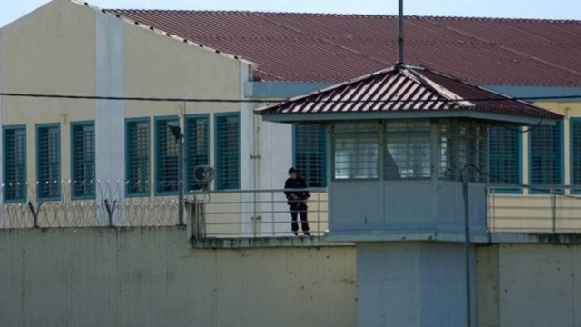 Συνελήφθη γυναίκα που προσπάθησε να περάσει χασίς μέσα στις φυλακές Τρικάλων, το έκρυβε στις παντόφλες