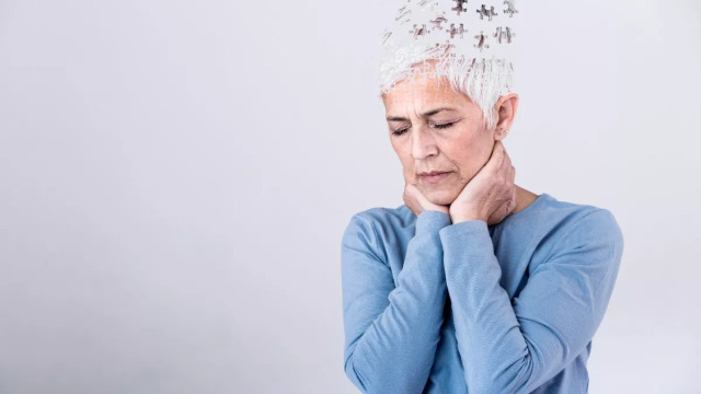 Νόσος Αλτσχάιμερ: To σημείο του σώματος που προειδοποιεί πριν χάσουμε το μυαλό μας