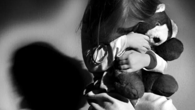 «Ο πατριός μου με κακοποιούσε σεξουαλικά από τότε που ήμουν νήπιο»: Η ανατριχιαστική μαρτυρία μιας γυναίκας