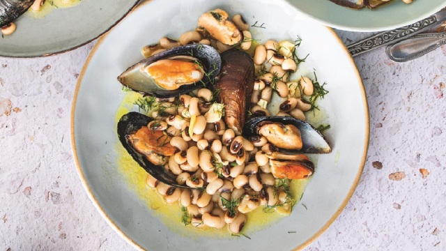 Λεμονάτα μαυρομάτικα φασόλια, με μύδια, μυρωδικά και σκόρδο