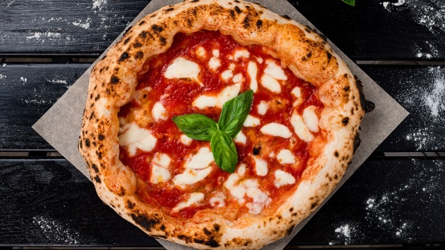 Σπιτική πίτσα: 14 εύκολες συνταγές για όλα τα γούστα