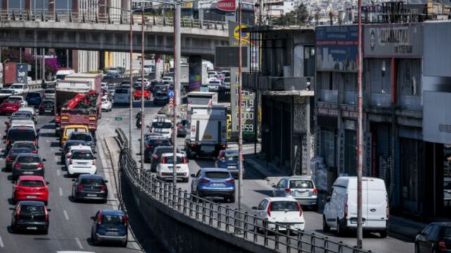 Live η κίνηση στους δρόμους: Μποτιλιάρισμα τώρα και στα δύο ρεύματα του Κηφισού, αυξημένη η κίνηση στο λιμάνι του Πειραιά