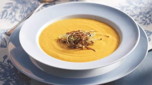 Καροτόσουπα με κάρι και τηγανητά πράσα