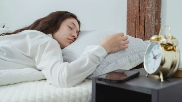 «Ήμουν διαρκώς κουρασμένη μέχρι που άρχισα να κοιμάμαι χωρίς το κινητό τηλέφωνο στο δωμάτιό μου»