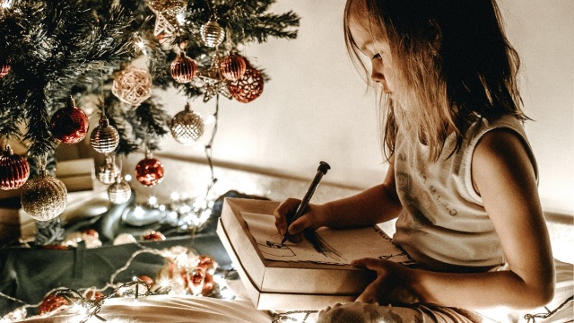 Μια γυναίκα σχολίασε ότι «κάτι δεν πάει καλά» με τα παιδιά που πιστεύουν στον Άγιο Βασίλη μετά από κάποια ηλικία