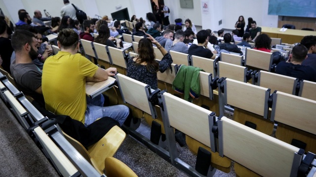 Τέλος στο όνειρο του Δημοσίου, στροφή στα τεχνικά επαγγέλματα; Οι «πονοκέφαλοι» των γονέων στον δρόμο για τις Πανελλαδικές, νέα έρευνα
