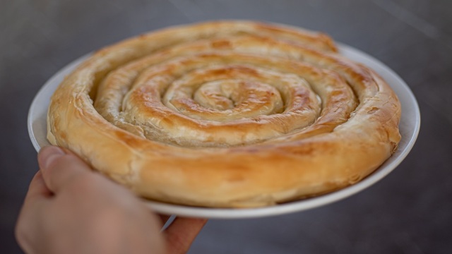 Χειροποίητο φύλλο και πίτες έτοιμες για ψήσιμο σε μια οικογενειακή επιχείρηση στην Καλλιθέα