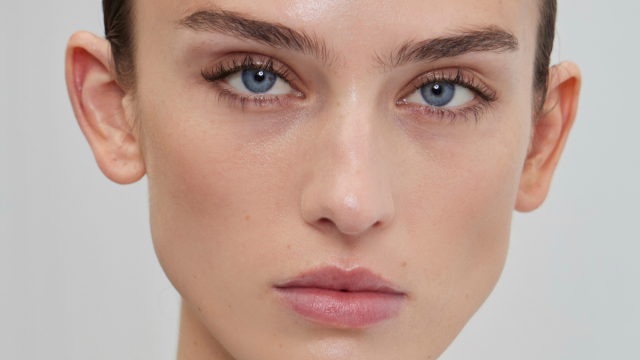 Πέντε οροί που χαρίζουν τις πιο εντυπωσιακές βλεφαρίδες