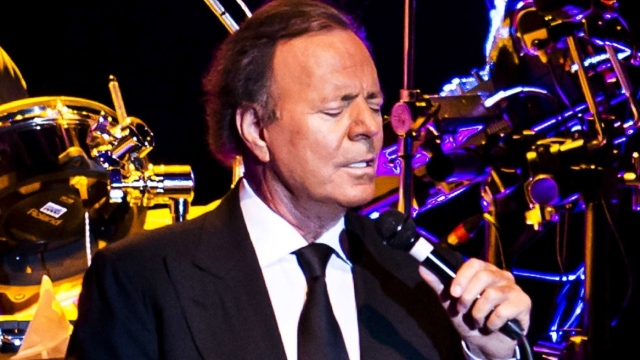 Ο Χούλιο Ιγκλέσιας υπέβαλε τις υπαλλήλους του σε εξετάσεις για σεξουαλικώς μεταδιδόμενα νοσήματα: Μας έκαναν τα πάντα εκεί