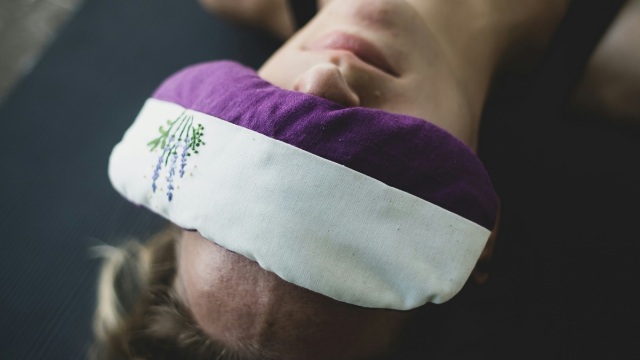 Ο πιο ξεκούραστος και απλός τρόπος να χαλαρώσετε αμέσως: Ακόμα και αν δεν έχετε κάνει ποτέ γιόγκα, δοκιμάστε αυτή τη στάση