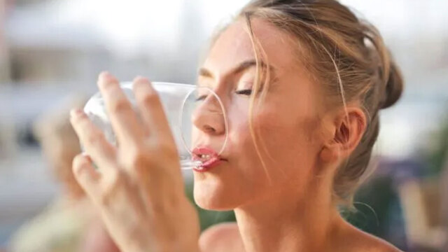 Sexy Water: Το νέο wellness trend που κάνει την κατανάλωση νερού πιο διασκεδαστική