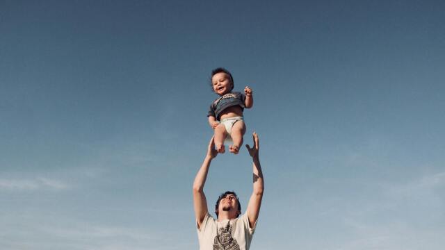 Πολύτεκνη μητέρα προβληματίζεται επειδή ο σύζυγός της ασχολείται αποκλειστικά και μόνο με τον γιο τους 