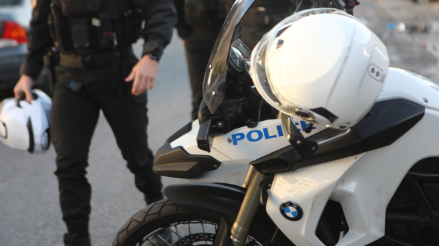 Προειδοποίηση από την αστυνομία: Η νέα απάτη με κέρματα στα πάρκινγκ που αδειάζει αυτοκίνητα