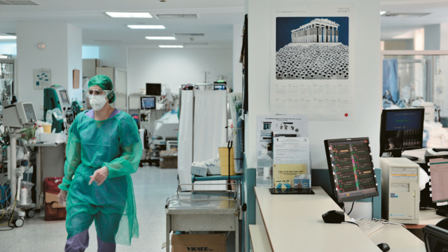 Κορωνοϊός: Μειώθηκε η θετικότητα στην κοινότητα, πτώση σε νέες εισαγωγές και διασωληνώσεις