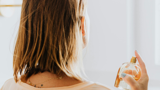 Perfume Layering: Η τεχνική που θα σας βοηθήσει να δημιουργήσετε τη signature μυρωδιά σας