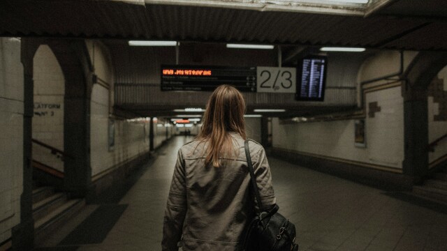 Τα 5 κόκκινα σημαιάκια που αποδεικνύουν ότι συνομιλείτε με έναν stalker