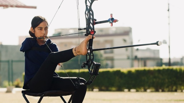 Η εντυπωσιακή ιστορία της 16χρονης πρωταθλήτριας στην τοξοβολία που δεν έχει χέρια