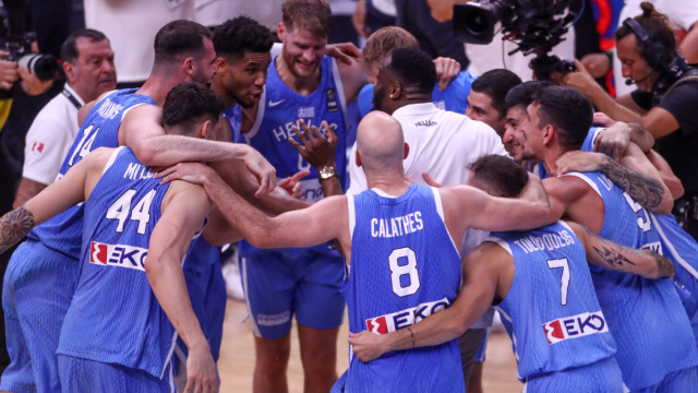 Ατελείωτο γαλανόλευκο πάρτι στο ΣΕΦ μετά την πρόκριση της Εθνικής - Δείτε βίντεο