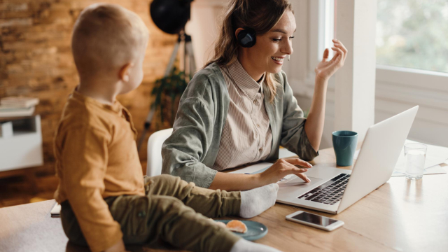 Εργαζόμενοι γονείς: Το 74% θα άλλαζε δουλειά εάν ήταν αναγκασμένο να πηγαίνει στο γραφείο σε καθημερινή βάση