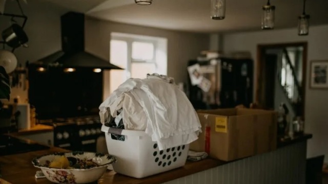 Σταμάτησε να κάνει δουλειές όταν ο σύζυγός της σχολίασε πως δεν προσφέρει τίποτα - Σε 2 μέρες της ζήτησε συγγνώμη