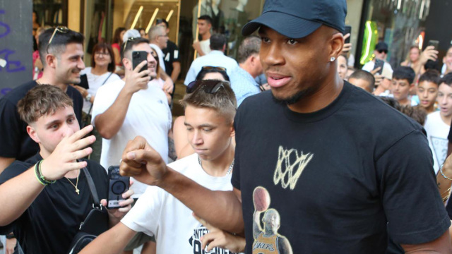 Συνωστισμός για ένα αυτόγραφο από τον Αντετοκούνμπο στην Ερμού - Δείτε βίντεο και φωτογραφίες 