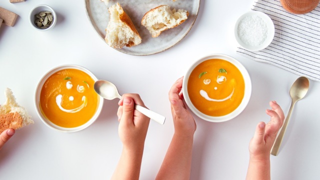 Πώς ακριβώς το φαγητό επηρεάζει τη διάθεση και τι ρόλο μπορεί να παίζουν τα μικρόβια που ζουν στο έντερό μας;