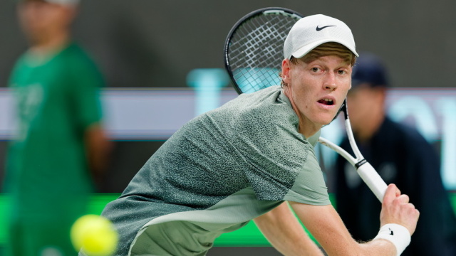 Εκτός συνέχειας από το Roland Garros το Νο1 της παγκόσμιας κατάταξης: Ο Σερούντολο απέκλεισε 3-2 με ανατροπή τον Σίνερ, δείτε βίντεο 