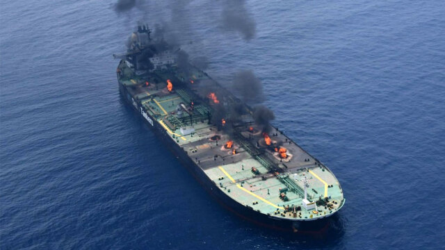 «Σούνιον»: Βγαίνει στο σφυρί το δεξαμενόπλοιο που χτυπήθηκε από τους Χούθι (pics)
