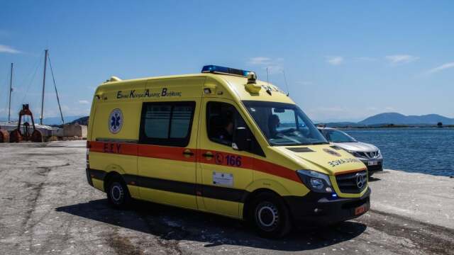 Σοβαρός τραυματισμός 45χρονου σε παραλία στα Χανιά, υπέστη κάταγμα στον αυχένα παίζοντας με το ανιψάκι του
