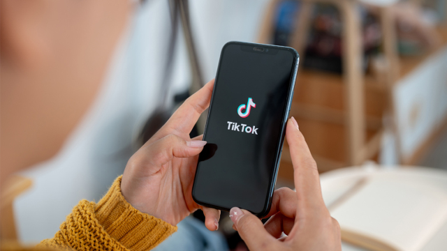 Το να βλέπεις συνέχεια βίντεο στο TikTok μπορεί να προκαλέσει σήψη εγκεφάλου - Τι έδειξε η μεγαλύτερη έρευνα για τα social media
