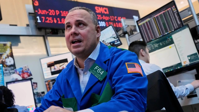 Wall Street: Βουτιά πάνω από 570 μονάδες για τον Dow Jones – Πιέσεις από Ιράν και πρακτικά της Fed