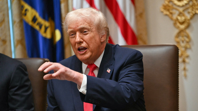 Ο Τραμπ μας ρωτά αν θέλουμε να αφήσει τον Λευκό Οίκο για να γίνει... παρουσιαστής
