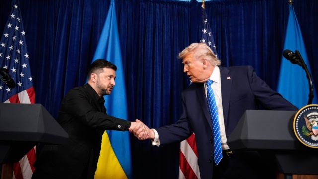 Πρόοδος αλλά χωρίς λύση στο εδαφικό στη συνάντηση Τραμπ - Ζελένσκι στη Φλόριντα: Αγκάθι παραμένει το Ντονμπάς 