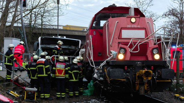 Ένας νεκρός από σύγκρουση τρένου με λεωφορείο στο λιμάνι του Αμβούργου, δείτε φωτογραφίες