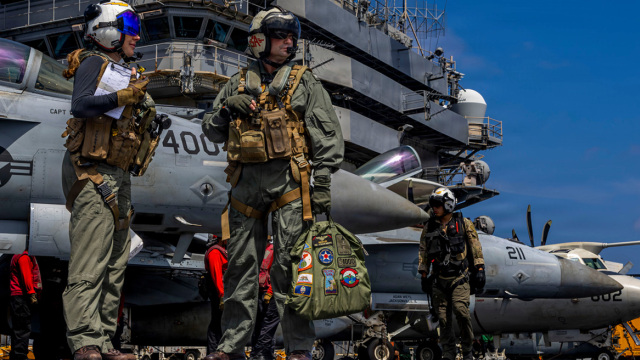 Ο Τραμπ απειλεί να χτυπήσει το Ιράν χωρίς σαφή στρατηγική: Οι διαφορές με το Ιράκ το 2003 και το Δόγμα Πάουελ