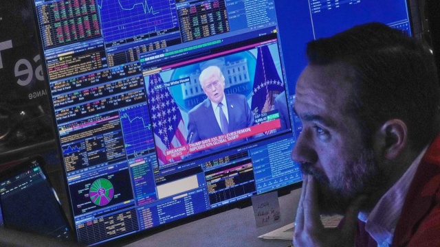 Δασμοί Τραμπ: Νέο κύμα αβεβαιότητας σε Ευρώπη και αγορές μετά το 15%, αυξάνεται η πίεση ενόψει εκλογών στις ΗΠΑ 
