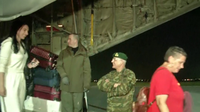 Στην Ελευσίνα το C-130 με 91 Ελληνες που επαναπατρίστηκαν από το Άμπου Ντάμπι