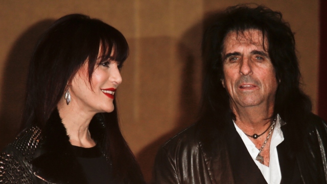 Ο Άλις Κούπερ και η σύζυγός του συμπλήρωσαν 50 χρόνια παντρεμένοι και ανανέωσαν τους γαμήλιους όρκους τους