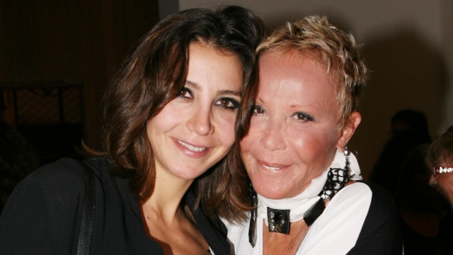 Η φωτογραφία της Ζωής Λάσκαρη και της Μαρίας Ελένης Λυκουρέζου από ταξίδι τους στο Μονακό το 2002
