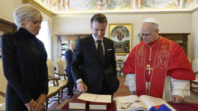 Φανέλα μπάσκετ, ιστορικός χάρτης και βιβλία: Τα συμβολικά δώρα του Μακρόν στον Πάπα