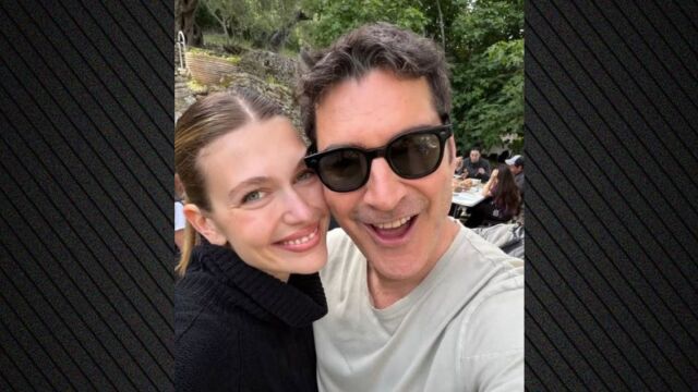 Η Κλέλια Ανδριολάτου αγκαλιά με τον Χριστόφορο Παπακαλιάτη στα γυρίσματα του Maestro