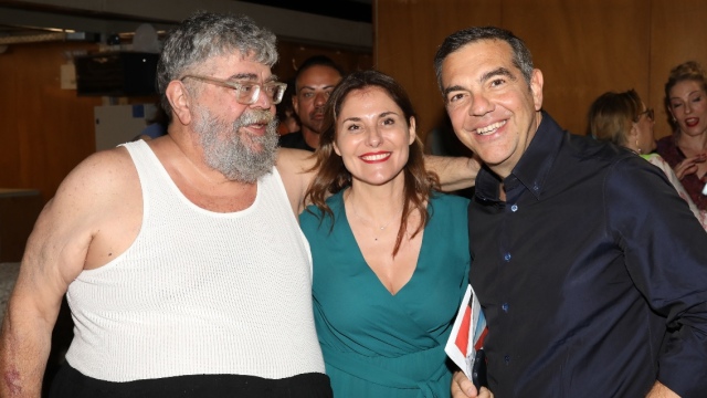 Ο Αλέξης Τσίπρας και η Μπέττυ Μπαζιάνα στην παράσταση του Σταμάτη Κραουνάκη στο Ηρώδειο, ποιοι άλλοι επώνυμοι έδωσαν το «παρών»