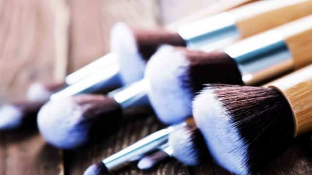 DIY: Ο πιο απλός τρόπος να καθαρίστε τα πινέλα του μακιγιάζ