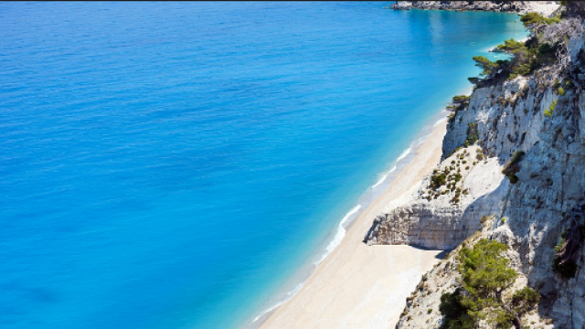 Τravel + Leisure: Σε ποιο ελληνικό νησί βρίσκεται η παραλία με τα πιο... γαλάζια νερά;