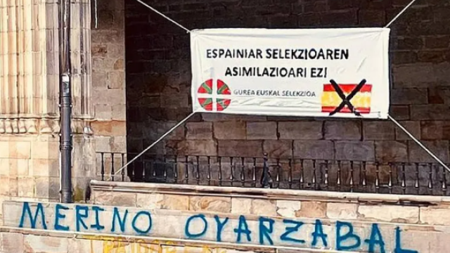 Euro 2024: Γκράφιτι και πανό κατά των Μερίνο, Ογιαρθάμπαλ στη χώρα των Βάσκων